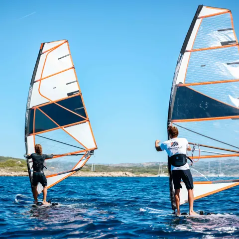 Cours de windsurf dans la baie de Porto Pollo