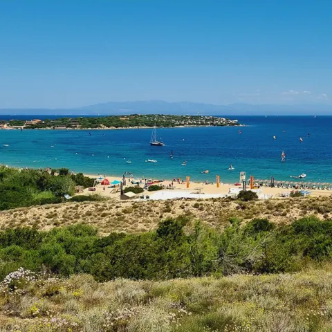 La baie de Porto Pollo vue de la côte