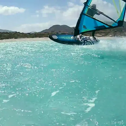 Windsurfeur sur une eau turquoise