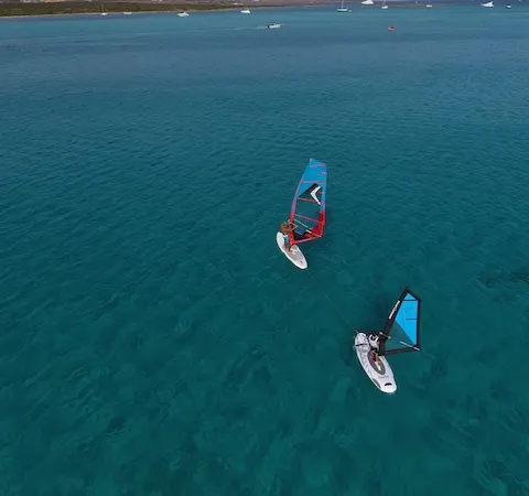 Deux planchistes en cours de windsurf, vue aérienne
