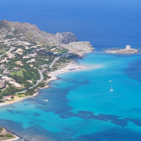 Vue aérienne de la plage de La Pelosa et de sa tour