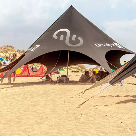 Point de rendez-vous des cours sous la tente, sur le sable