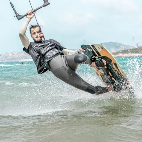 Rider de kitesurf dans la baie de Porto Pollo