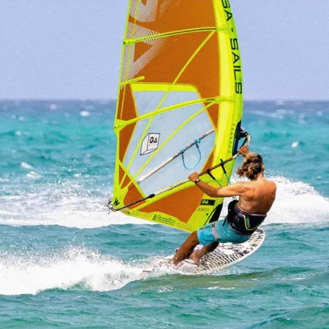 Windsurfeur sur une eau turquoise