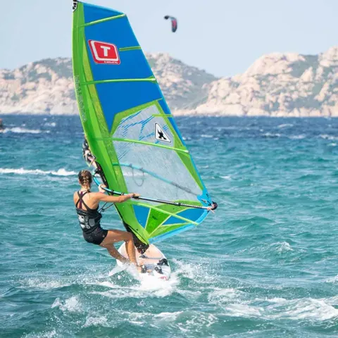 Windsurfeur dans la baie de Porto Pollo