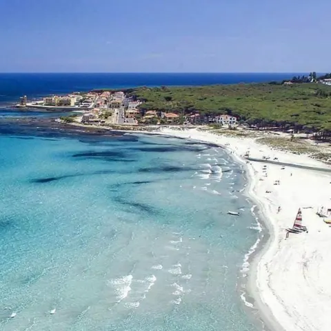 Vue aérienne de la plage de sable et de la mer