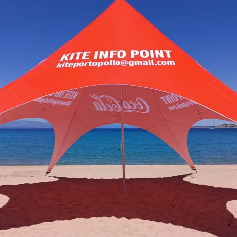 Tente de l'école au bord de l'eau