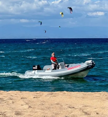 Bateau d'assistance de l'école dans la baie