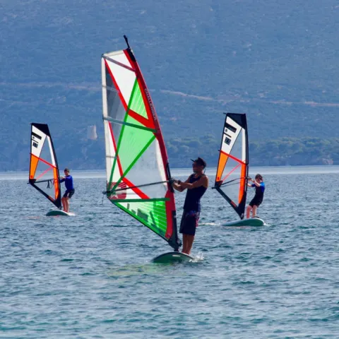 Planchistes en cours de windsurf sur l'eau