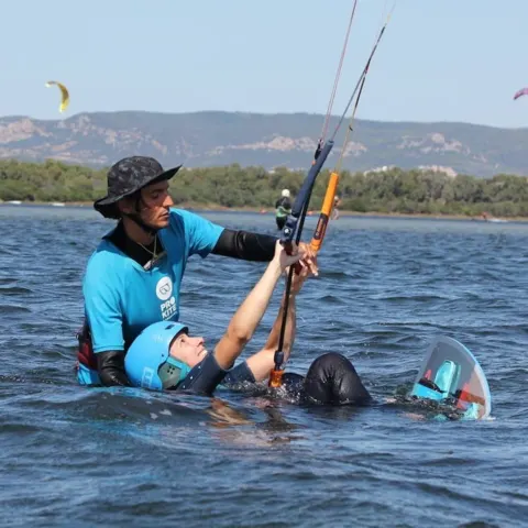 Moniteur accompagnant un élève dans l'eau pendant un cours