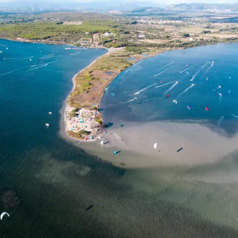 La pointe de Punta Trettu et sa lagune vues du ciel