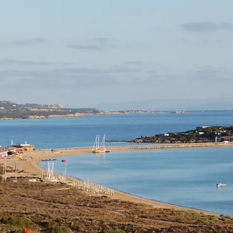 Vue de la baie et de l'isthme de Porto Pollo
