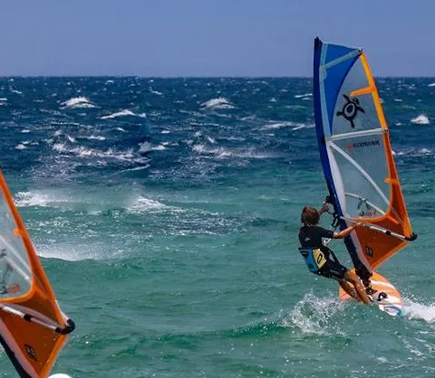 Windsurfeurs devant la plage du centre