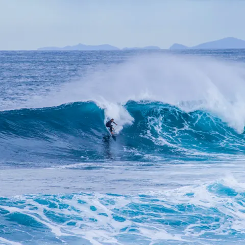 Surfeur sur une vague
