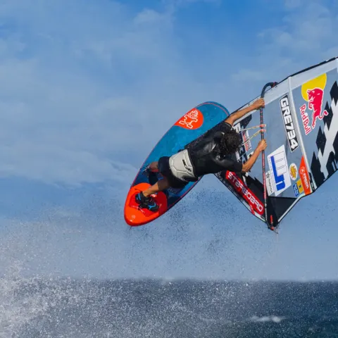 Saut de windsurf en action