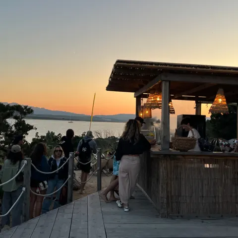 Le bar du centre au coucher du soleil