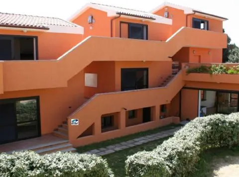 Le bâtiment de la base de Porto Pollo et la baie