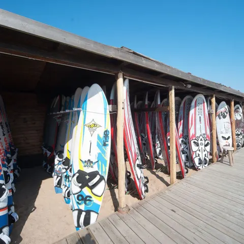 Dépôt de planches de windsurf sur la plage