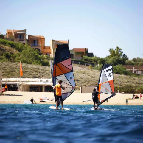 Windsurfeurs devant la plage de Porto Pollo