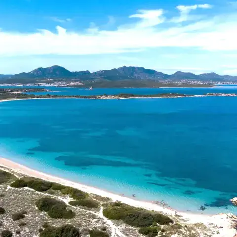 La baie et la plage de Le Saline vues du ciel