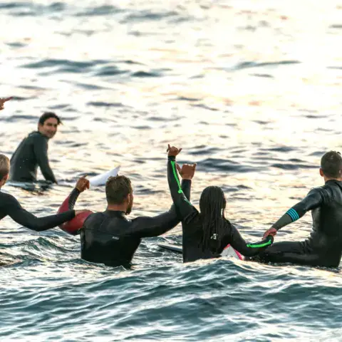 Groupe d'élèves dans l'eau pendant un cours