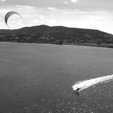 Kitesurfeur dans la baie de Le Saline