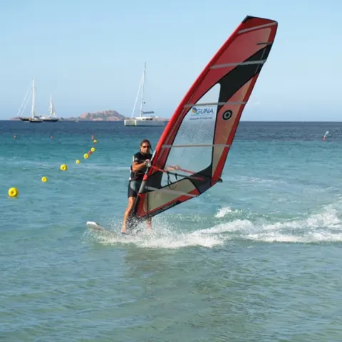 Windsurfeur dans le golfe de Marinella