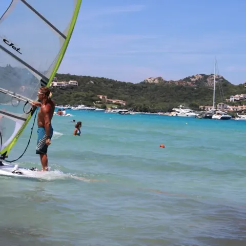 Cours de windsurf dans la baie de Marinella