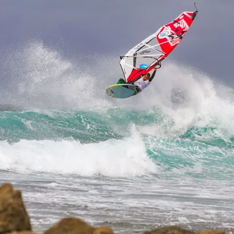 Saut de windsurf dans les vagues