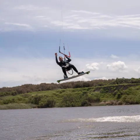 Saut de kitesurf au-dessus de la lagune