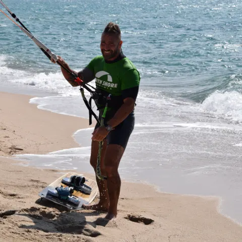 Moniteur de kitesurf équipé sur la plage