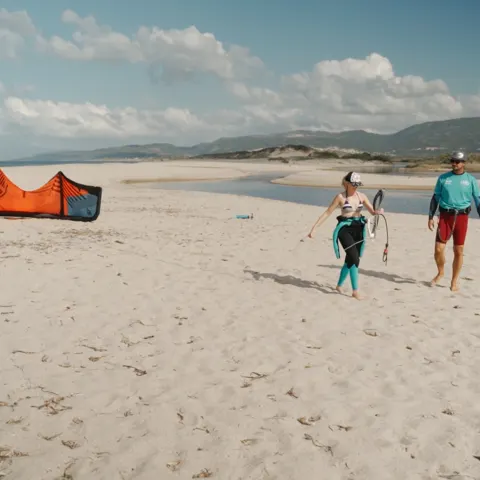 Ailes de kite sur le banc de sable entre lagune et mer