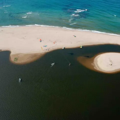 Kitesurfeurs sur la lagune, vue aérienne