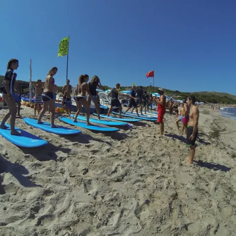Cours de surf à terre sur la plage, planches souples alignées