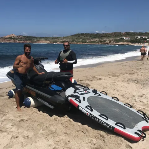 Moto à eau de sécurité sur la plage de la Marinedda