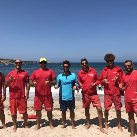 L'équipe de sauveteurs et moniteurs sur la plage