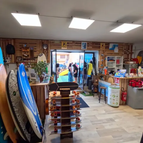 L'entrée du club et sa boutique de planches