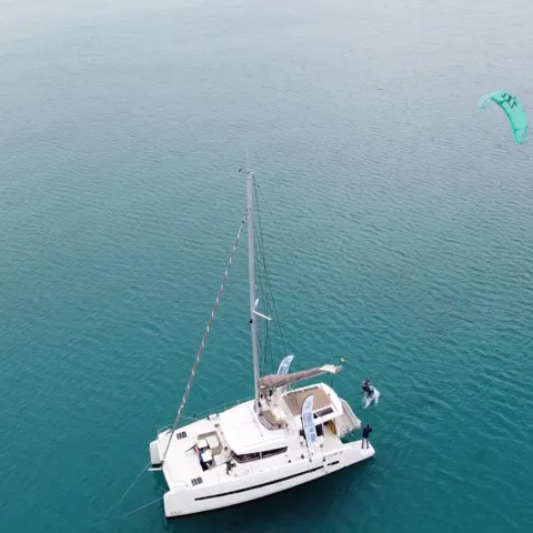Le catamaran vu de drone, avec un kite en vol