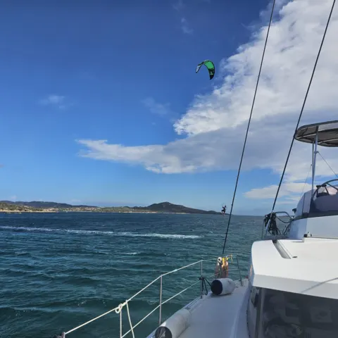 Kite en vol près du catamaran