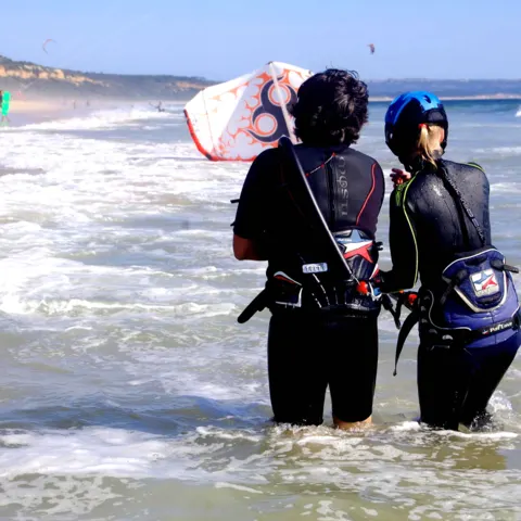 Cours de kitesurf dans l'eau avec le moniteur