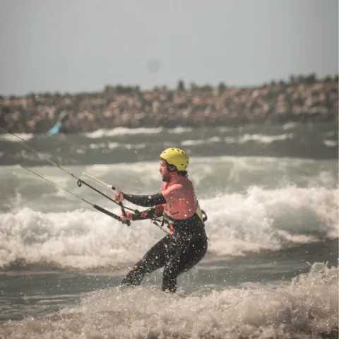 Élève de kitesurf en navigation