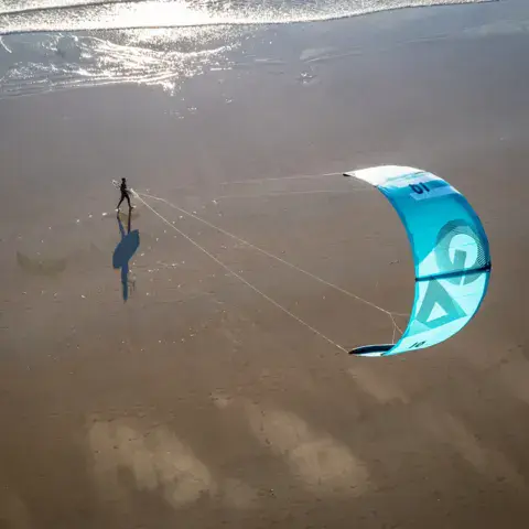 Kite gonflé sur la plage, vue aérienne
