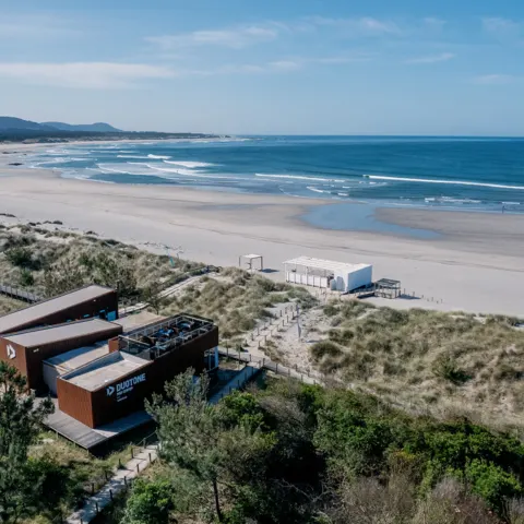 Le centre au bord de la pinède, face à la plage