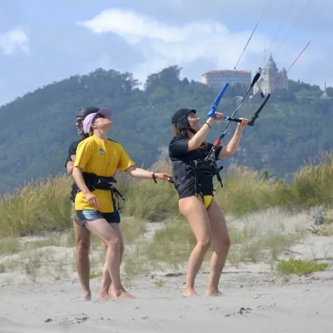 Cours de kitesurf sur la plage
