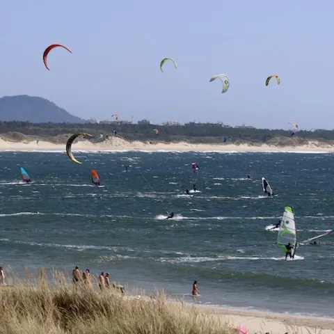 Le spot de Cabedelo avec de nombreux kites