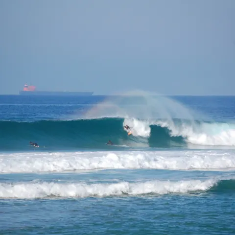 Vague déferlant au large