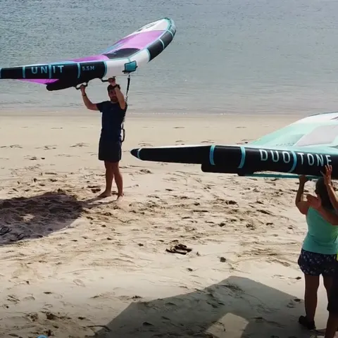 Exercice avec l'aile sur la plage