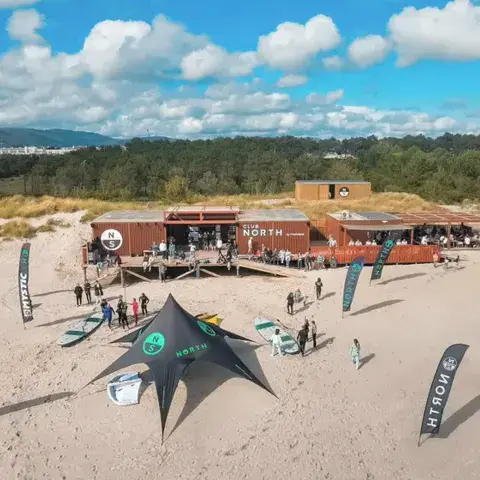Le centre nautique sur la plage vu du ciel