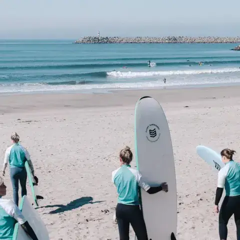 Groupe de surf sur la plage avec planches