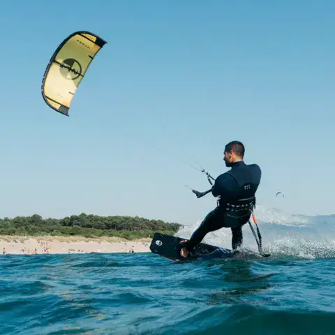 Kitesurfeur en navigation